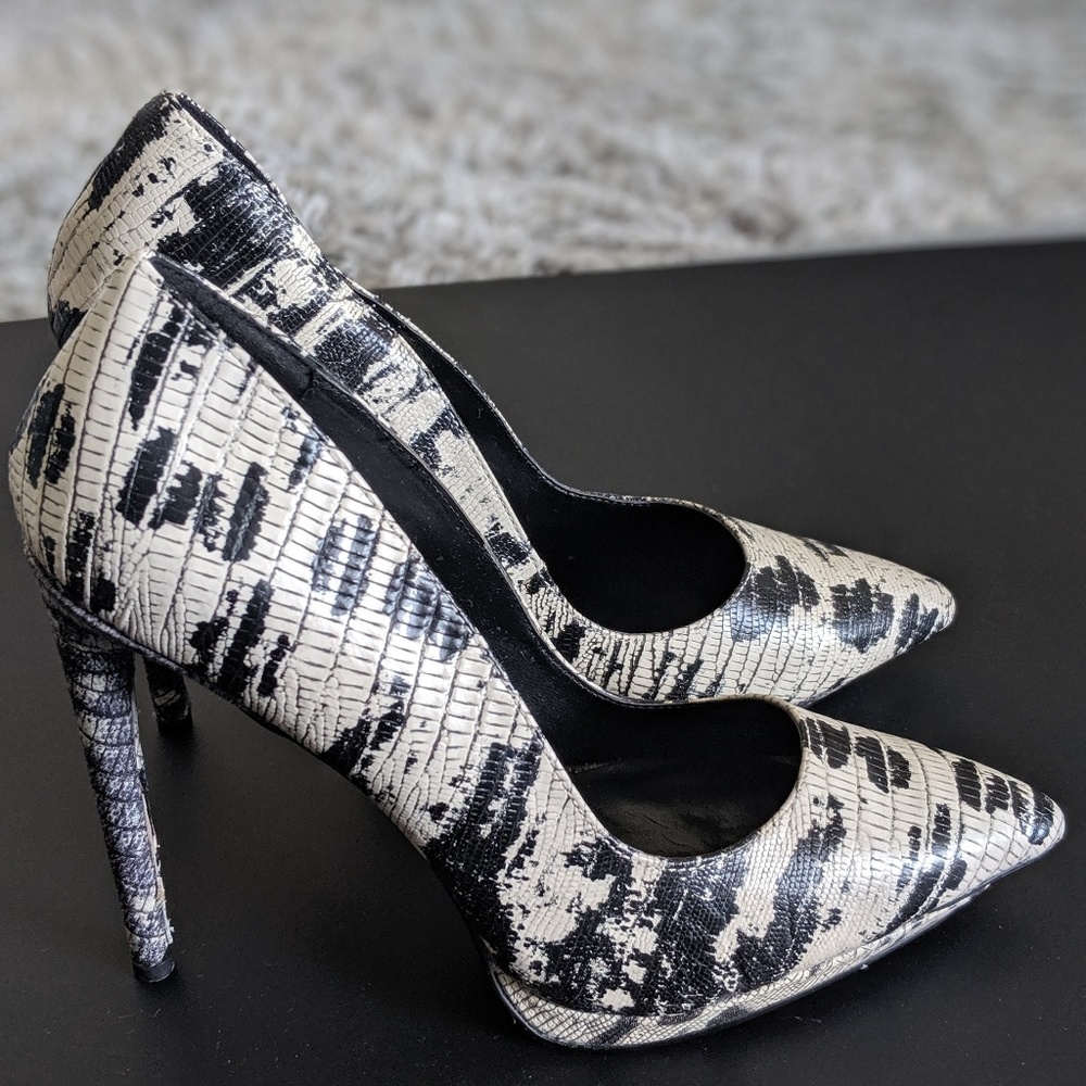 Black and White Snake Print Pumps